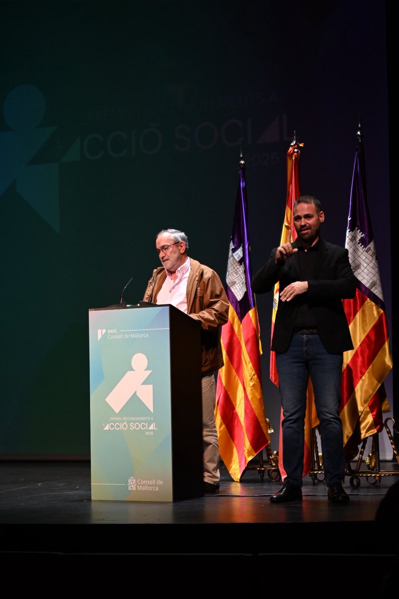 imasmallorca's tweet photo. Acabam la gala amb el reconeixement a la trajectòria professional dels #PremisIMAS2025, que és per al doctor Mariano Rodríguez, pioner en els cribratges de persones amb discapacitat auditiva i referent en la promoció.
Gràcies per una vida dedicada a les persones. 👏 https://t.co/M1gBQAb1Wf