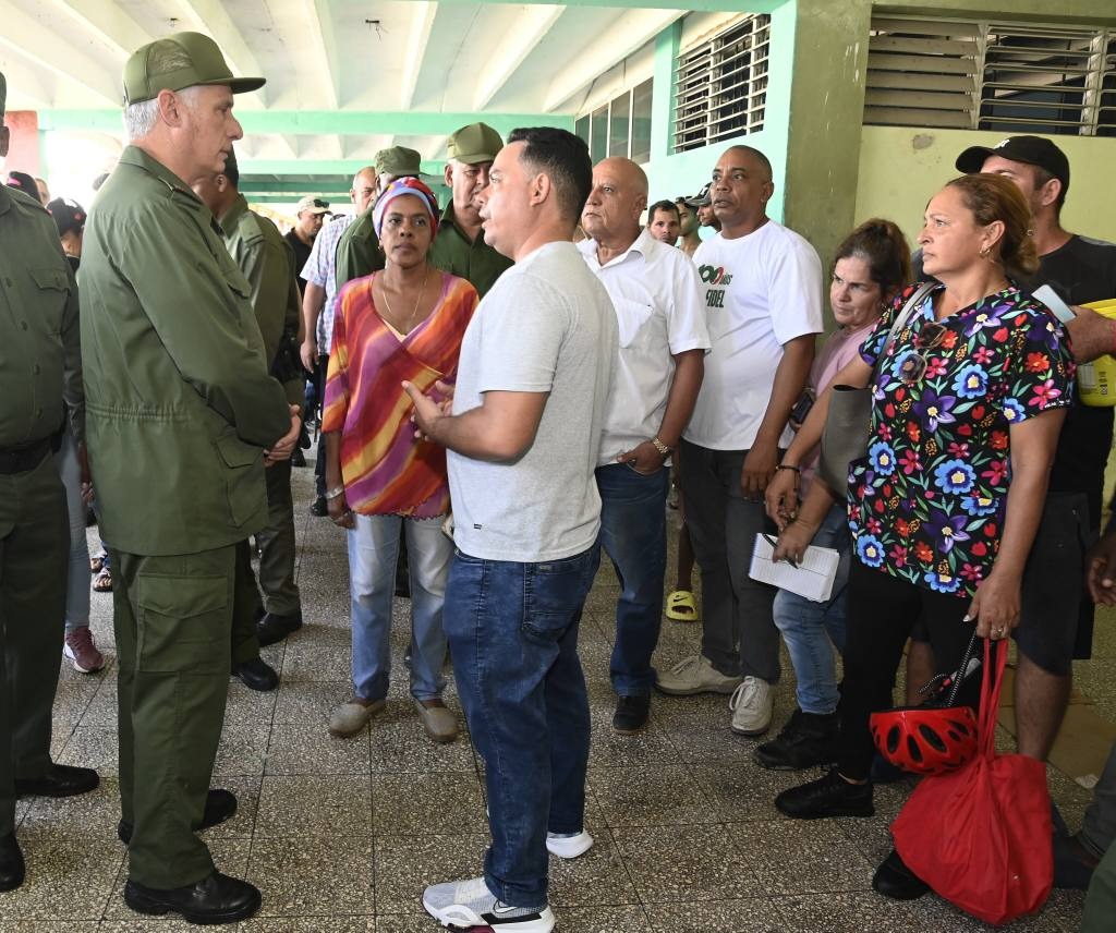 El <a href="/PartidoPCC/">Partido Comunista de Cuba</a> se multiplica en el pueblo.
Oriente cubano,  el Presidente del CDN <a href="/DiazCanelB/">Miguel Díaz-Canel Bermúdez</a>
<a href="/PartidoPCC/">Partido Comunista de Cuba</a>  recorre comunidades, escucha y toma decisiones.
🤝 La confianza en la Revolución se siente en cada barrio, en cada mirada. Nadie quedará desamparado.
#YoSigoAMiPresidente