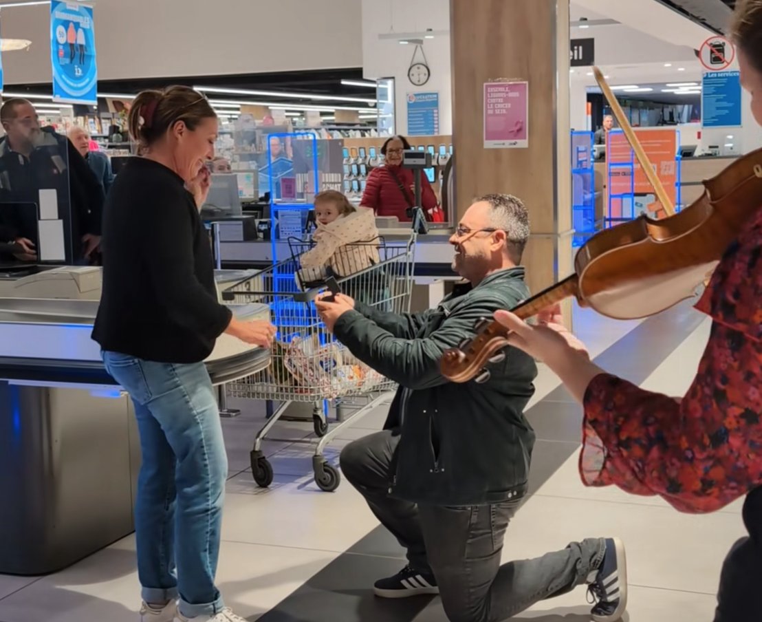 Tous mes vœux de bonheur à Edwige, notre collaboratrice du magasin <a href="/Leclerc/">E.Leclerc</a> d'Yvetot en Seine-Maritime, et son (futur) époux Xavier ! 🤵💍👰‍♀️💐