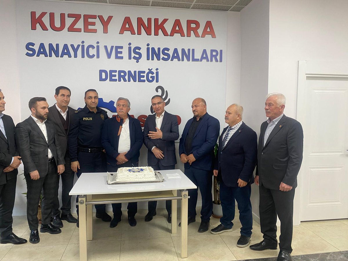 Kuzey Ankara Sanayici ve İş İnsanları Derneği'nin ev sahipliğinde düzenlenen kuruluş yıl dönümü etkinliğinde Kaymakamımız Üzeyir Aziz Özeren, Emniyet Müdürümüz Eşref Güldemir, dernek yönetimi, siyasi parti temsilcileri ve muhtarlar bir araya geldiler.