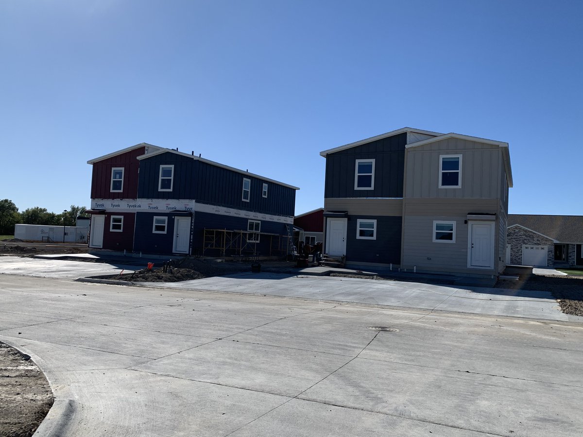 DevelopNebraska's tweet image. Congratulations to Hastings on the ribbon cutting of Trailside Village, which offers 28 spacious townhomes!
 
DED supported the development through the Rural Workforce Housing Fund. Thank you to Hastings Economic Development Corporation, BonnaVilla, and other project partners!