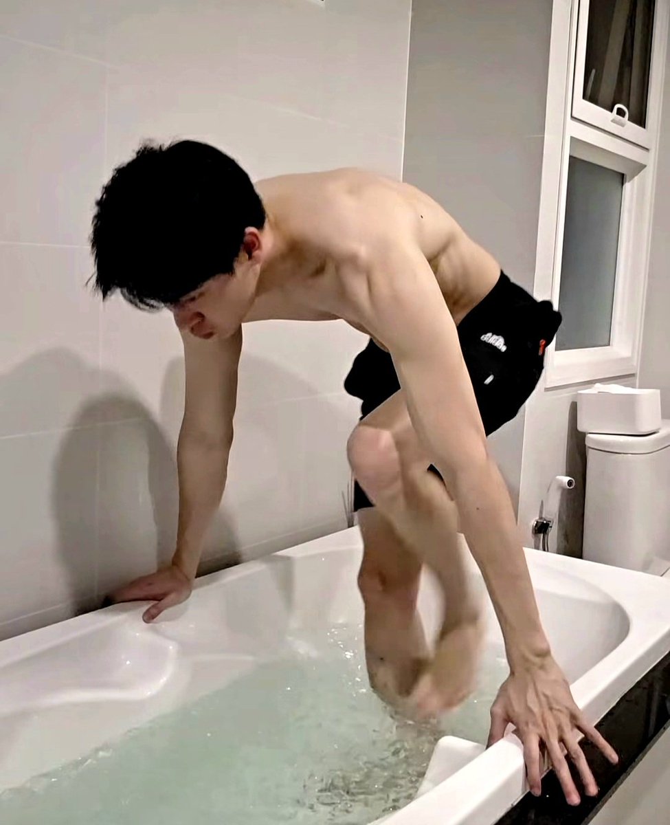 singleserenade's tweet photo. quick #ananforscience revision!💫🩷
trapezius = stabilises neck, lifts & depresses shoulder
anterior deltoid = brings the arm forward, stops it from going too behind while swinging the arm
teres major = pulls the arm to the body, moves it behind, rotates inward +
#yinyin_anw https://t.co/HkYaGGzrJy