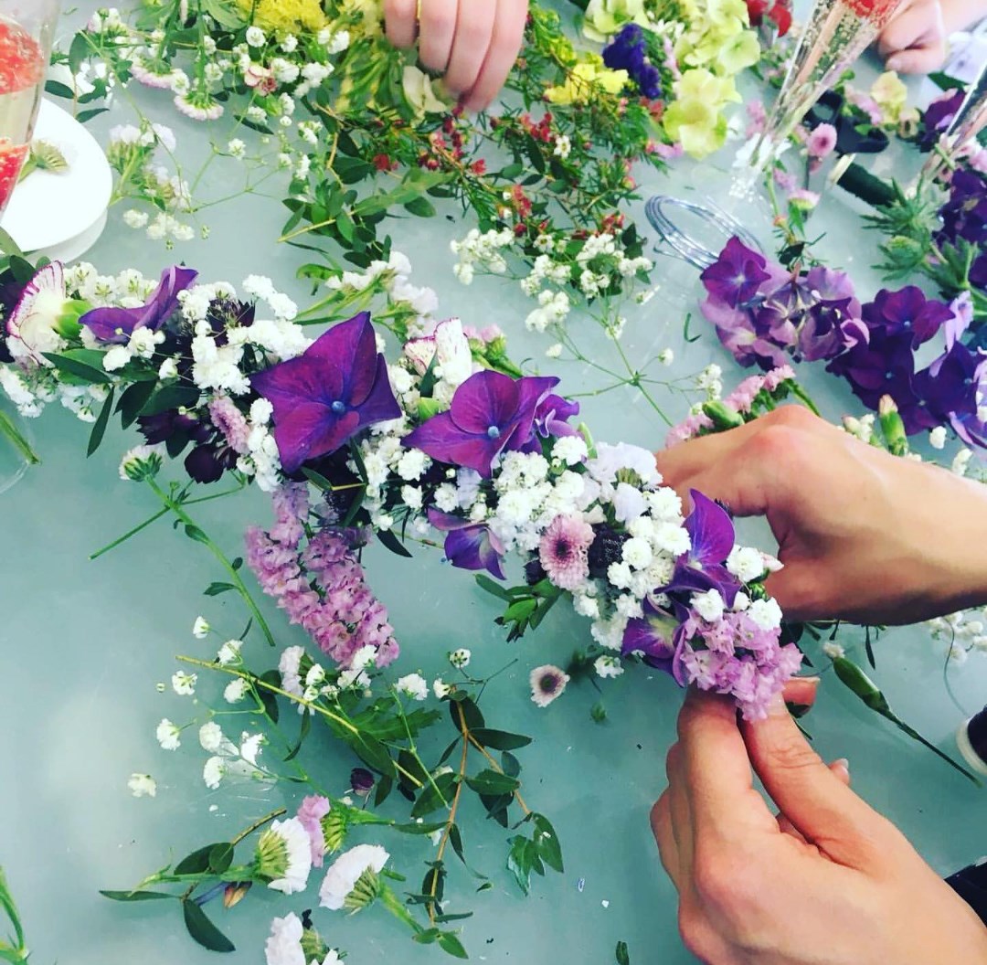 Virgili7's tweet photo. Consell de #boncatalà del 30 d'octubre:

Una GARLANDA és una cadena de flors o de fullatge trenat, que es penja com a guarniment.

Si us plau, no en digueu el castellanisme "guirnalda".

Us agrairé molt que feu córrer aquestes publicacions de divulgació de la nostra llengua! https://t.co/Lb8Xw02hAd