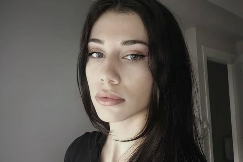 Biraz uzun ama aldıkları indirim kadar değil okuyun lütfen.
Ayşenur Çolakoğlu 17 Aralık 2022'de katledildiğinde daha 21 yaşındaydı. Şu an katili fazlasıyla hafifletilmiş bir ceza aldı, yardımcısı ise dışarıda. Bizler görmezken neler olmuş beraber bakalım. 👇