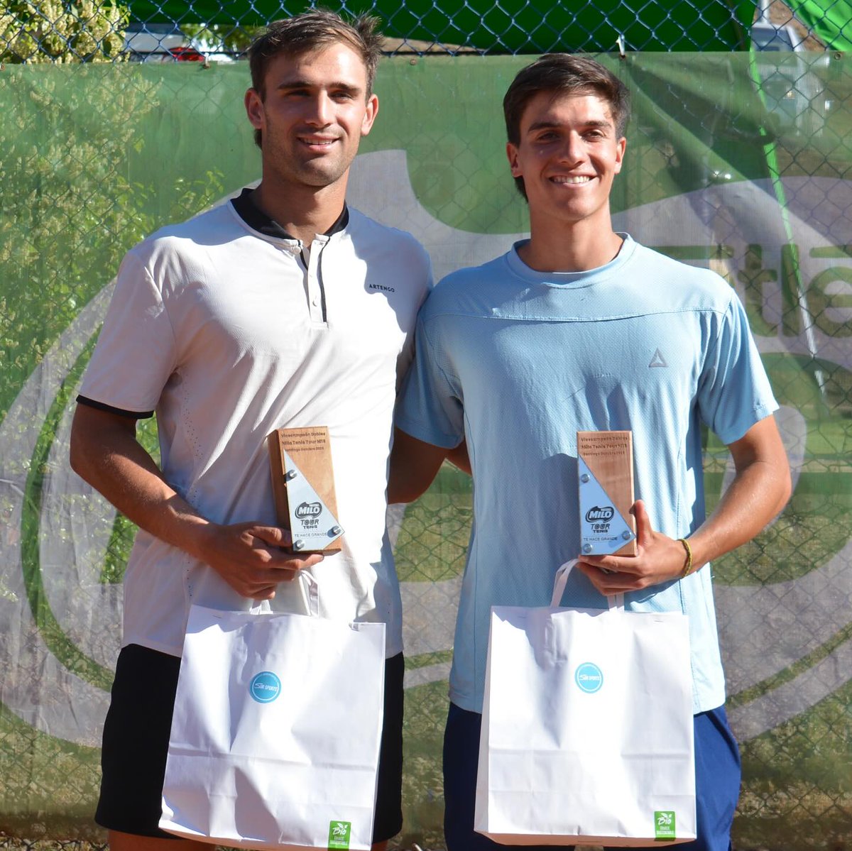kirschbaumarg's tweet photo. Lucio Ratti, del #TeamKirschbaum 🍒, subcampeón 🥈 de dobles del #M15Santiago 🇨🇱 por segunda semana consecutiva 💪🏼 ¡Vamos, @LucioRatti!
⠀⠀⠀⠀⠀⠀⠀
📷: @milotenistour https://t.co/80lQ5twge7