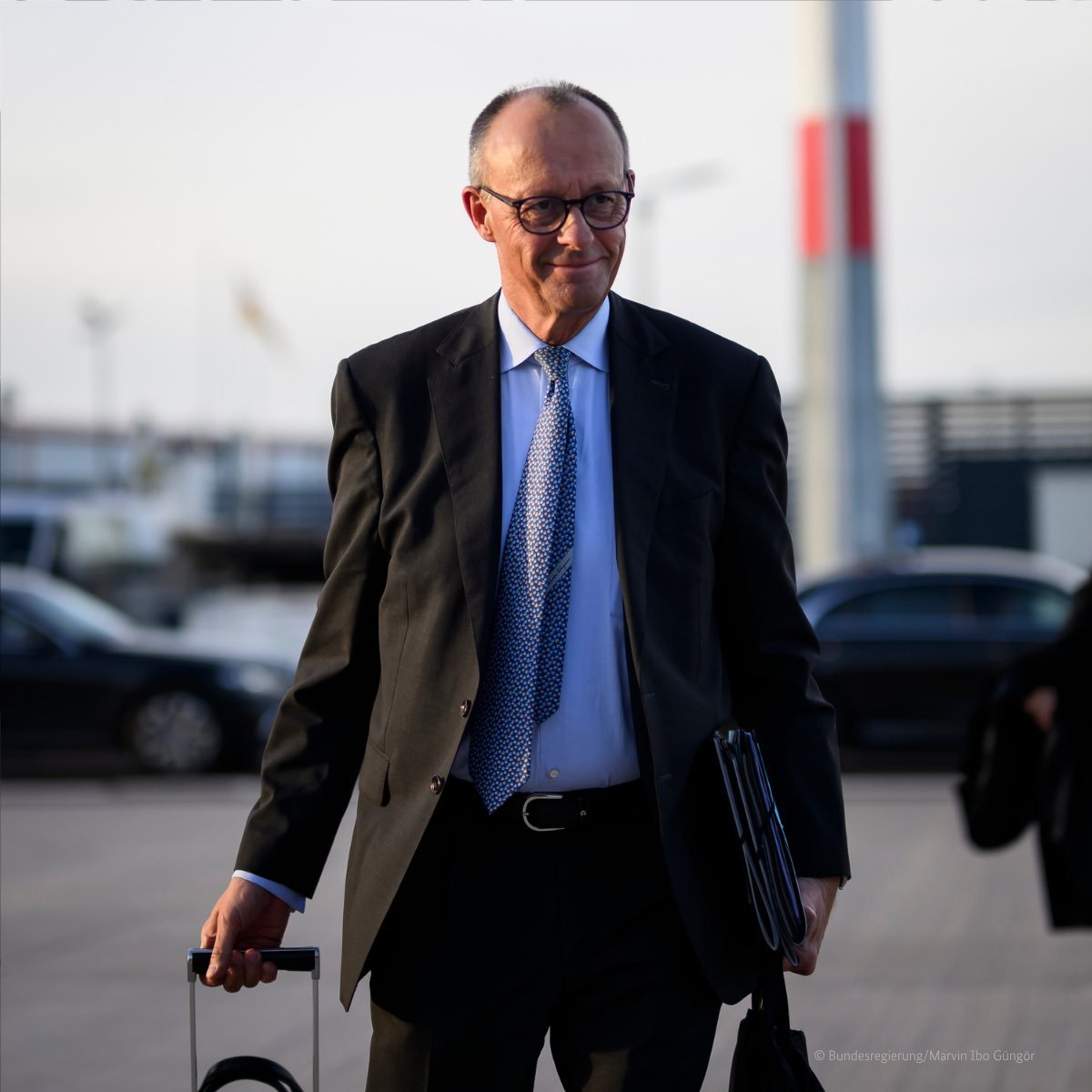 RusenPress's tweet photo. Almanya Başbakanı Merz, Türkiye'ye gelirken gösteri yapmaya kalktı ancak kendi ülkesinde de alay konusu oldu.

Almanya Başbakanı Friedrich Merz'in Türkiye'ye gelişinde  kılıflı takım elbisesini, bavulunu ve klasörleri kendisi taşıdığı reklam edildi.

Ancak Merz'in diğer gezilerinde böyle bir görüntü vermediği ortaya çıktı. Merz'in Türkiye'ye gelirken FETÖ üyesi ve diğer Türkiye düşmanı danışmanlarından yanlış yönlendirme aldığı yazıldı. 

Alman gazeteciler de Merz'i ergen gibi davranmakla suçladılar. 

@bundeskanzler
