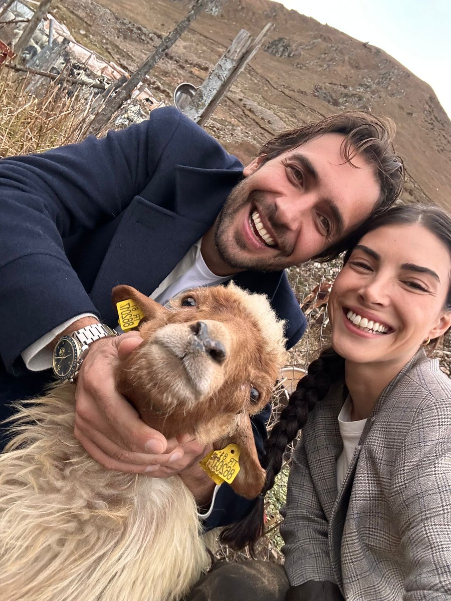 tasacakbudeniz's tweet photo. Ön izleme rötar yaptı. ✈️ 

Yarın takipte kalın!

Gelin o zamana kadar biz bu fotoğrafa bakıp gülümseyelim. 😍

#TaşacakBuDeniz https://t.co/Wno2wxy6N2