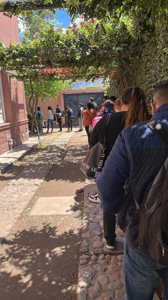 En La Rioja largas filas en la fundación de Martín Menem para cobrar por haber votado a LLA, la plata sale del PAMI y de los discapacitados. No tienen vergüenza!