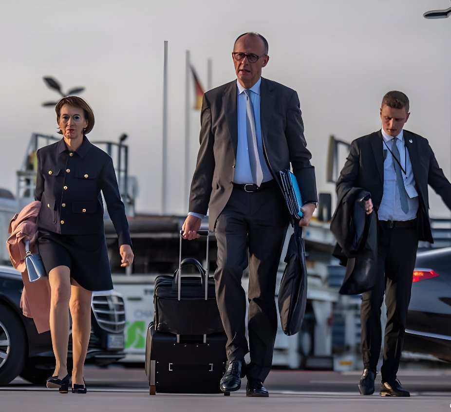 RusenPress's tweet photo. Almanya Başbakanı Merz, Türkiye'ye gelirken gösteri yapmaya kalktı ancak kendi ülkesinde de alay konusu oldu.

Almanya Başbakanı Friedrich Merz'in Türkiye'ye gelişinde  kılıflı takım elbisesini, bavulunu ve klasörleri kendisi taşıdığı reklam edildi.

Ancak Merz'in diğer gezilerinde böyle bir görüntü vermediği ortaya çıktı. Merz'in Türkiye'ye gelirken FETÖ üyesi ve diğer Türkiye düşmanı danışmanlarından yanlış yönlendirme aldığı yazıldı. 

Alman gazeteciler de Merz'i ergen gibi davranmakla suçladılar. 

@bundeskanzler