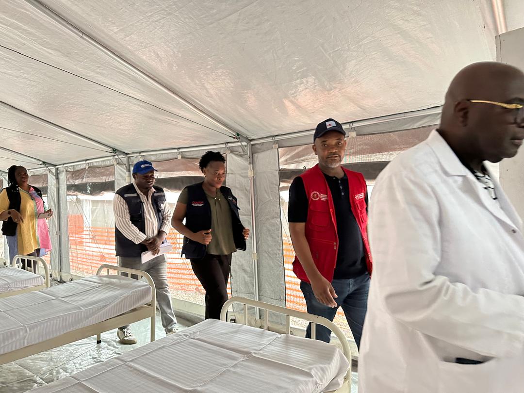OMSRDCONGO's tweet photo. Aujourd’hui à Kinshasa, un Centre de traitement #mpox de 32 lits a été remis à @Insprdc par l'OMS dans la zone de Kokolo. Construit &amp; équipé grâce au soutien du @FCDOGovUK, ce #CTMpox incarne l’engagement de @WHO aux côtés du gouvernement pour renforcer la riposte aux épidémies. https://t.co/M0MGZBt7ym