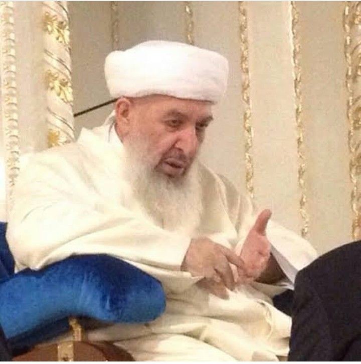 Kâmil şeyhin alâmetlerinden biri;
 
"Nasihat ve vaaz dışında bir şey konuşmaz..."

El minhacüs seni 🌹
Şeyh Seyyid Abdülhakim hazretlerinin âdâbı🌹