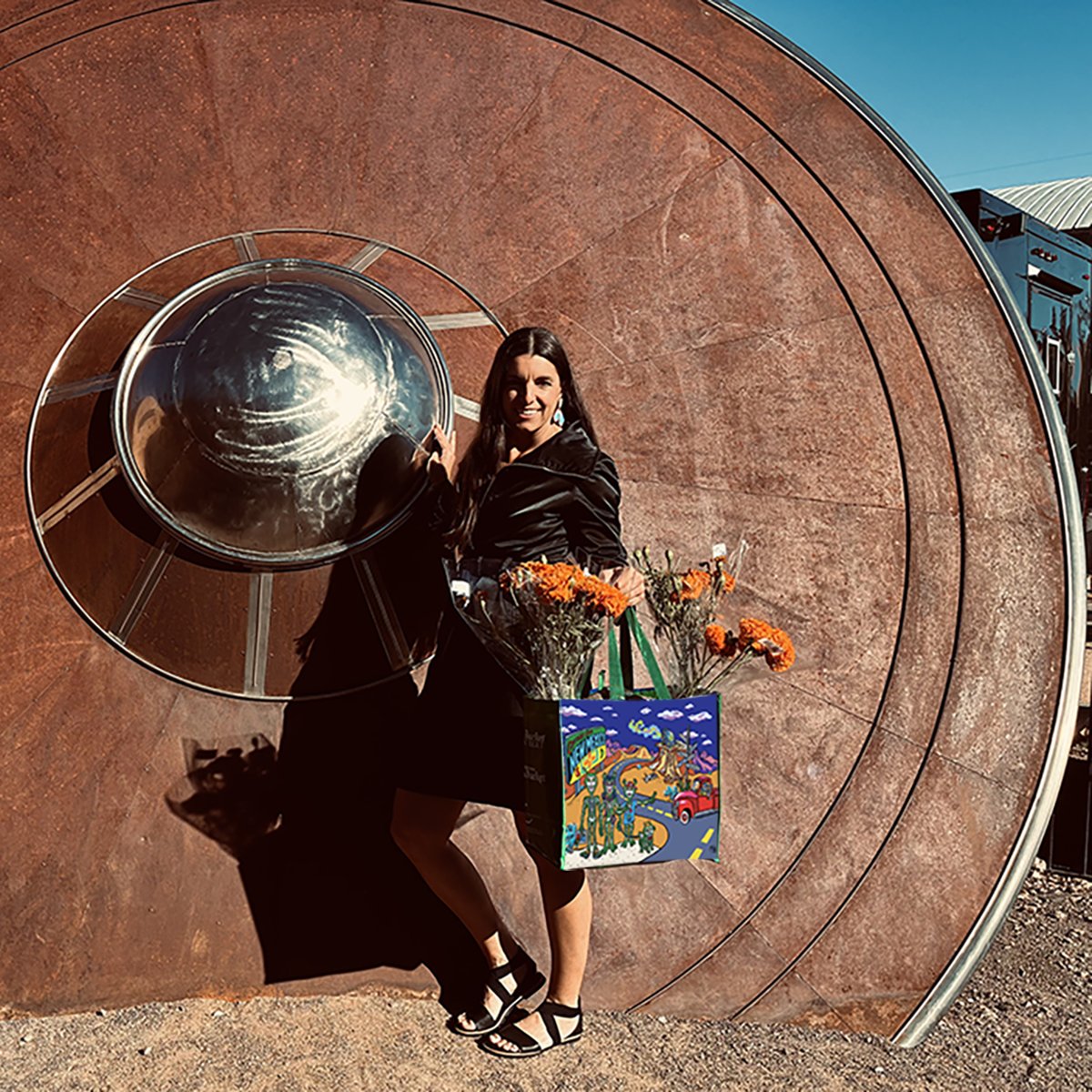 "Greetings from NM, Earthlings!" NEW 'Los Muertos Art' bags HAVE LANDED in all Albertsons Supermarkets across NM! These bags are OUTTA THIS WORLD, but they wouldn't be a success without your support. 🙌🌎🛸👽Happy Dia De Los Muertos to my fellow earth-loving extraterrestrials❤️💀