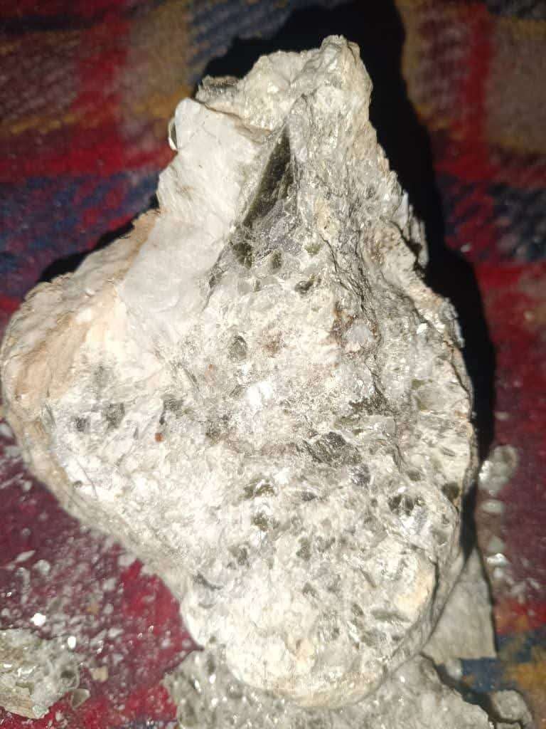 تتصاعد في محافظة #أبين أصوات المواطنين والناشطين المحليين للمطالبة بوقف عمليات نهب واستنزاف المعادن والثروات الطبيعية التي تشهدها بعض المديريات، وسط غياب واضح للرقابة الحكومية وتزايد المخاوف من تأثير ذلك على البيئة والاقتصاد المحلي.

 #الجنوب_بحاجة_لقيادات_مخلصه