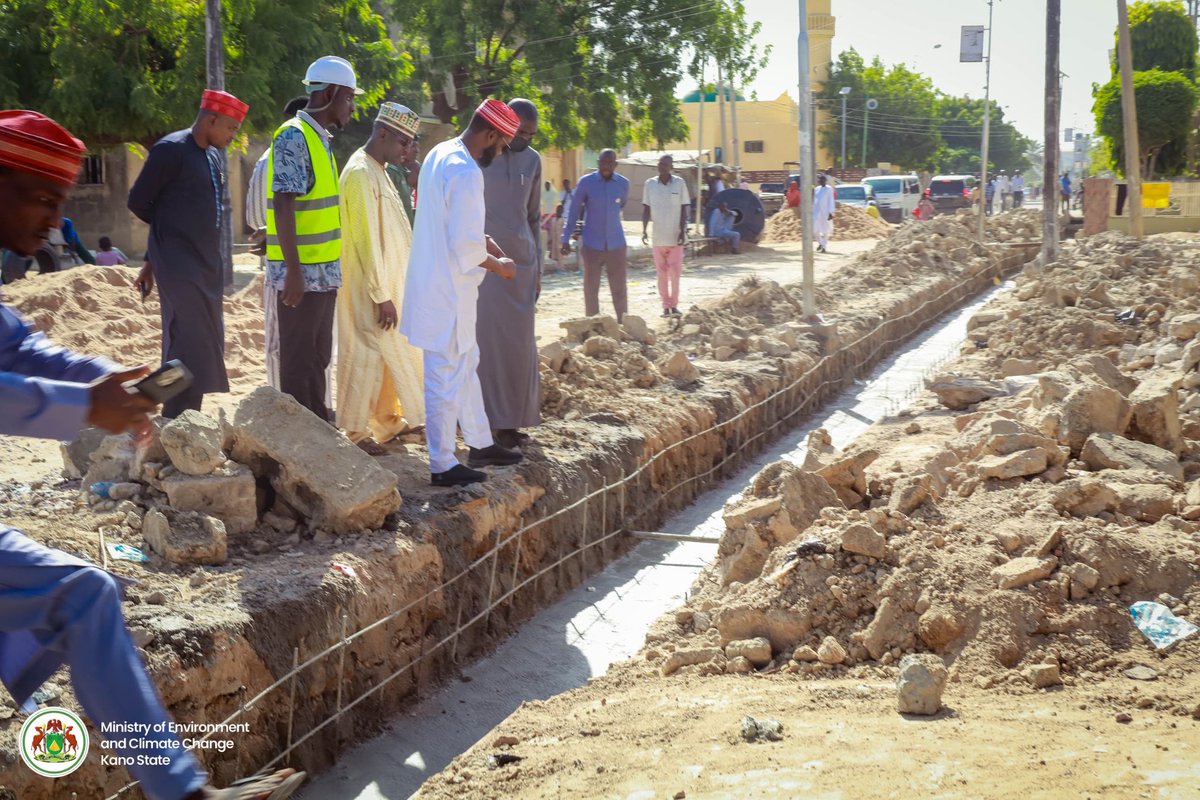 DahirMHashim's tweet image. Yana daga cikin manyan manufofin Gwamnatin Mai Girma Gwamnan Kano, Alhaji Abba Kabir Yusuf, samar da manya da ƙananan magudanan ruwa a faɗin jihar Kano. A cigaba da wannan aiki, na kai ziyarar aiki zuwa unguwar Giginyu, ƙaramar hukumar Nassarawa, inda ake gina manya da ƙananan…