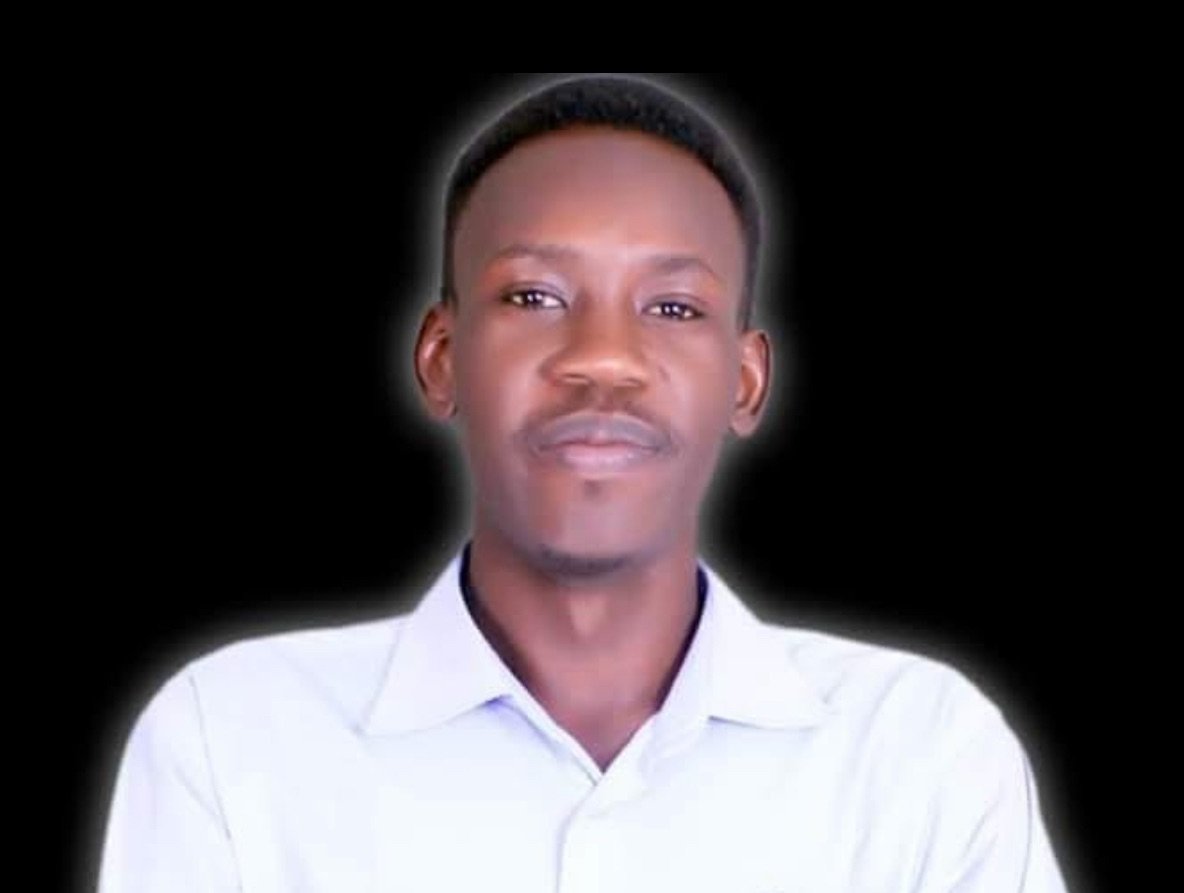 لا يزال الصحفي «معمر إبراهيم» رهن الاختطاف لدى مليشيا الدعم السريع التي اختطفته فور نزوحه من مدينة «الفاشر» قبل أربعة أيام، نجدد المطالبة بالإفراج الفوري عنه ونناشد الجهات الحقوقية المحلية والدولية بالتحرك العاجل لضمان إطلاق سراحه سالمًا.

#الحرية_للصحفي_معمر_ابراهيم