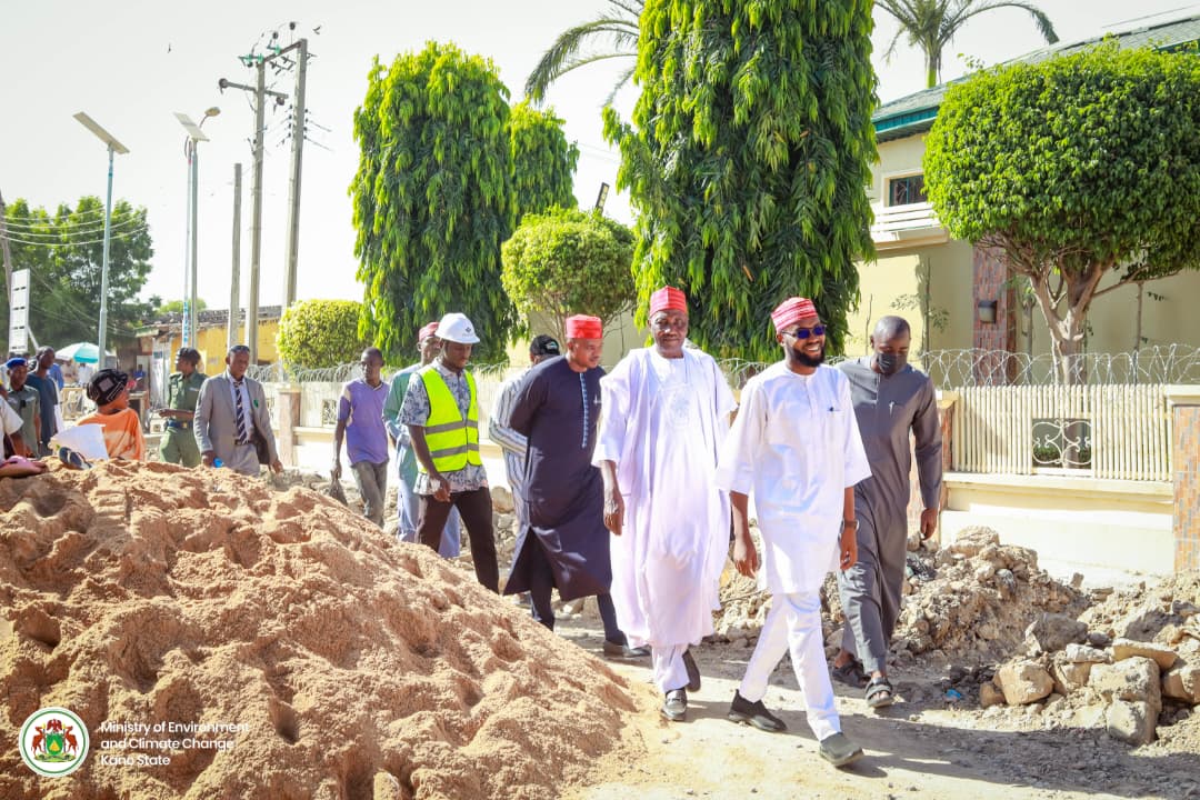 DahirMHashim's tweet image. Yana daga cikin manyan manufofin Gwamnatin Mai Girma Gwamnan Kano, Alhaji Abba Kabir Yusuf, samar da manya da ƙananan magudanan ruwa a faɗin jihar Kano. A cigaba da wannan aiki, na kai ziyarar aiki zuwa unguwar Giginyu, ƙaramar hukumar Nassarawa, inda ake gina manya da ƙananan…