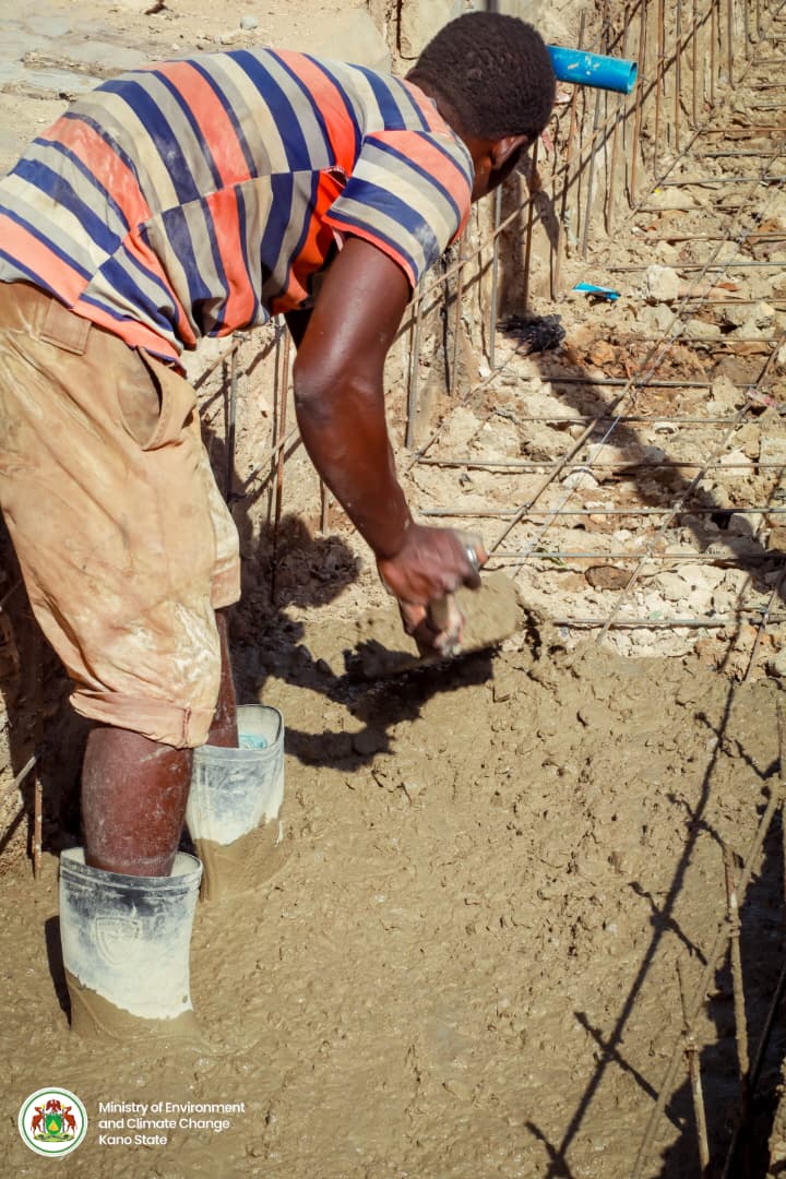 DahirMHashim's tweet image. Yana daga cikin manyan manufofin Gwamnatin Mai Girma Gwamnan Kano, Alhaji Abba Kabir Yusuf, samar da manya da ƙananan magudanan ruwa a faɗin jihar Kano. A cigaba da wannan aiki, na kai ziyarar aiki zuwa unguwar Giginyu, ƙaramar hukumar Nassarawa, inda ake gina manya da ƙananan…