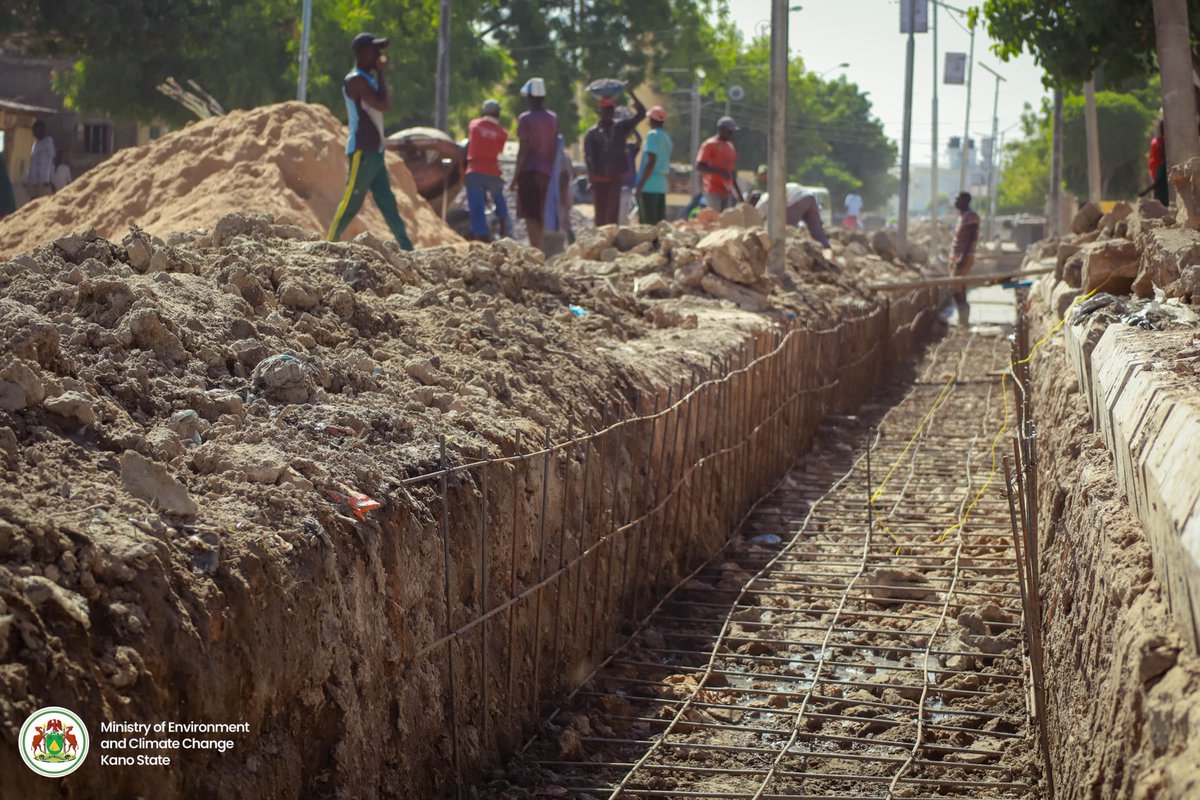 DahirMHashim's tweet image. Yana daga cikin manyan manufofin Gwamnatin Mai Girma Gwamnan Kano, Alhaji Abba Kabir Yusuf, samar da manya da ƙananan magudanan ruwa a faɗin jihar Kano. A cigaba da wannan aiki, na kai ziyarar aiki zuwa unguwar Giginyu, ƙaramar hukumar Nassarawa, inda ake gina manya da ƙananan…
