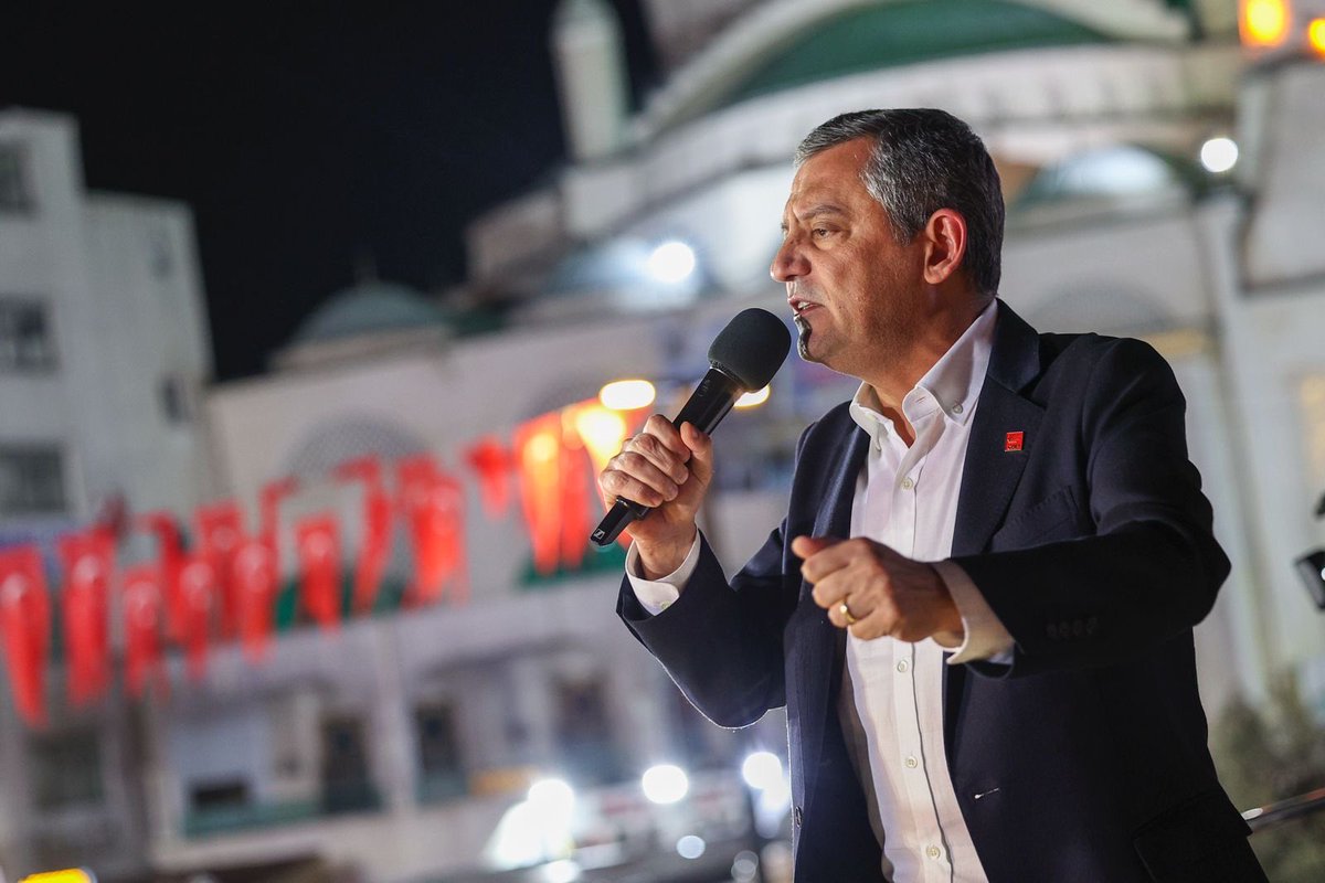 herkesicinCHP's tweet photo. Genel Başkanımız Özgür Özel, Esenyurt Belediye Başkanımız Ahmet Özer’in gözaltına alınmasının birinci yılında Esenyurt Cumhuriyet Meydanı’nda düzenlediğimiz ‘Millet İradesine Sahip Çıkıyor’ eyleminde vatandaşlara hitap etti. https://t.co/x77P0HDoRd
