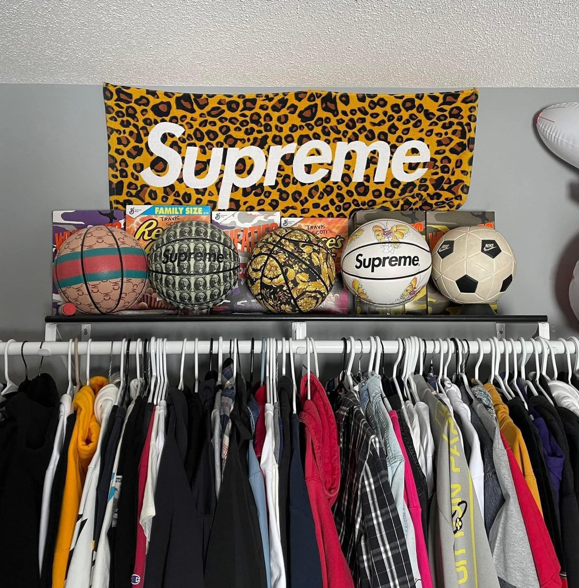 RJWach's tweet photo. @REALCULTNEWS Got these in the crib

China town market x Gucci
Supreme Money Print Ball
Versace Ball Ball
Supreme x Gonz Ball
Off-White Soccer Ball https://t.co/Il36P0roU3