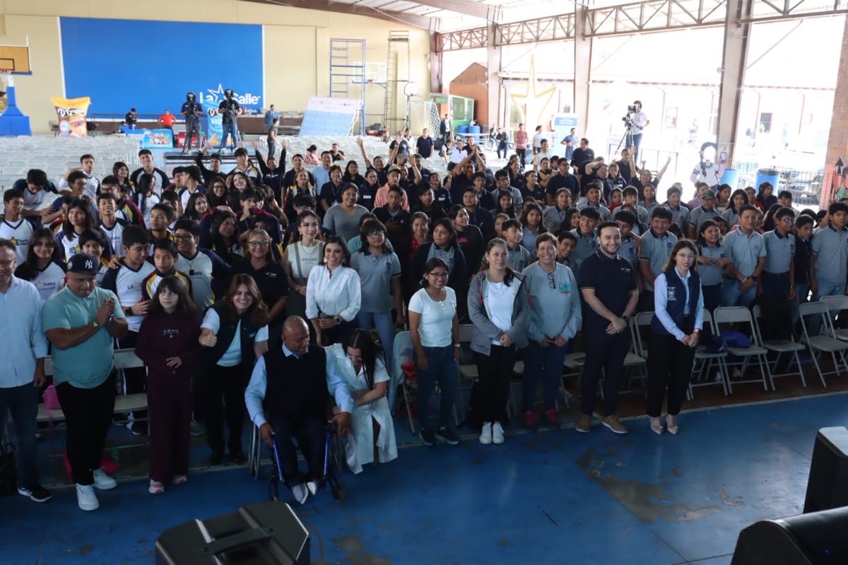 secretariasvet's tweet image. 💻 Desde la estrategia #ModoDigital, SVET participó en la Gira Vive de Fundación Azteca en el Colegio La Salle, promoviendo la prevención de los delitos de explotación en línea.

👦👧 Más de 300 estudiantes conocieron a los Ciberguardianes y exploraron herramientas interactivas