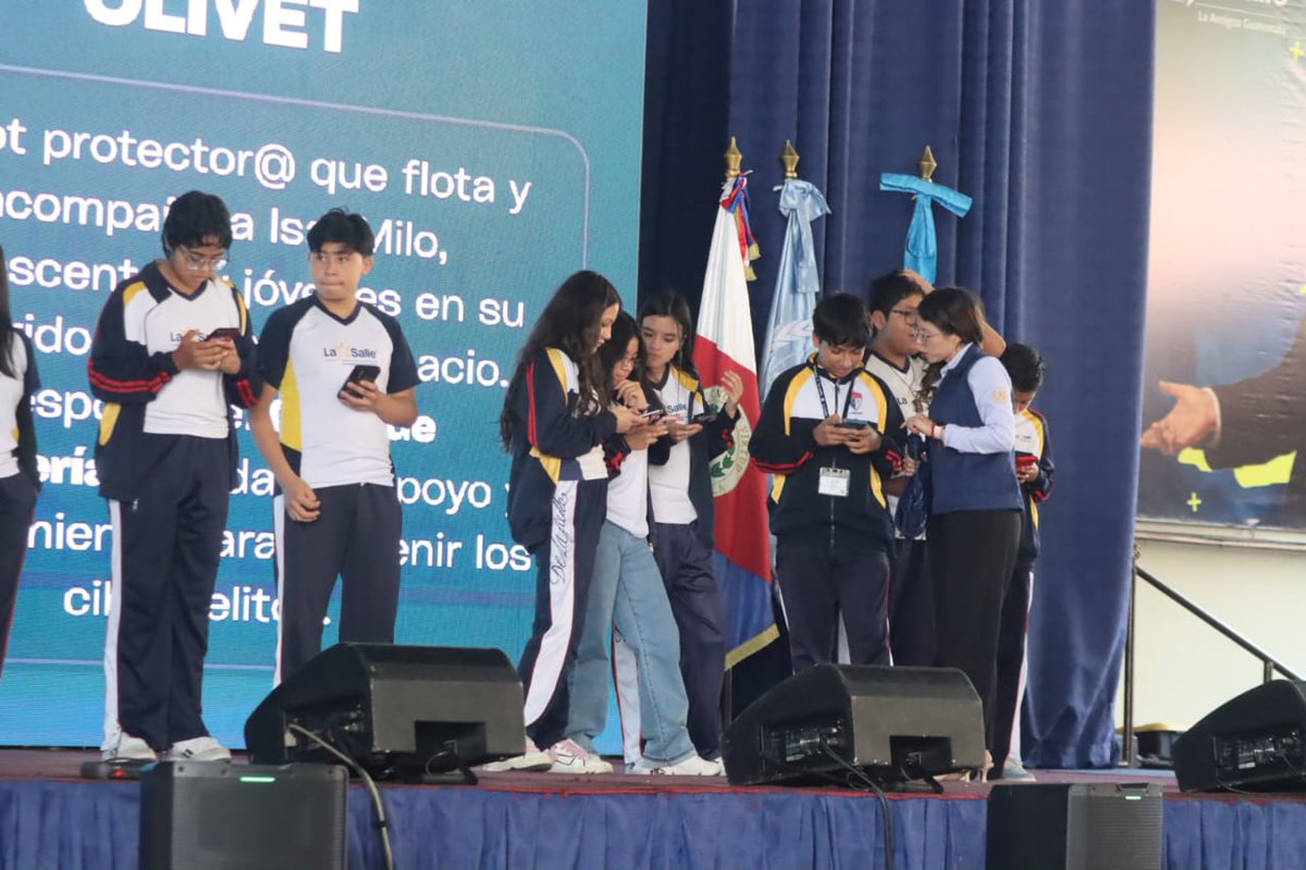 secretariasvet's tweet image. 💻 Desde la estrategia #ModoDigital, SVET participó en la Gira Vive de Fundación Azteca en el Colegio La Salle, promoviendo la prevención de los delitos de explotación en línea.

👦👧 Más de 300 estudiantes conocieron a los Ciberguardianes y exploraron herramientas interactivas