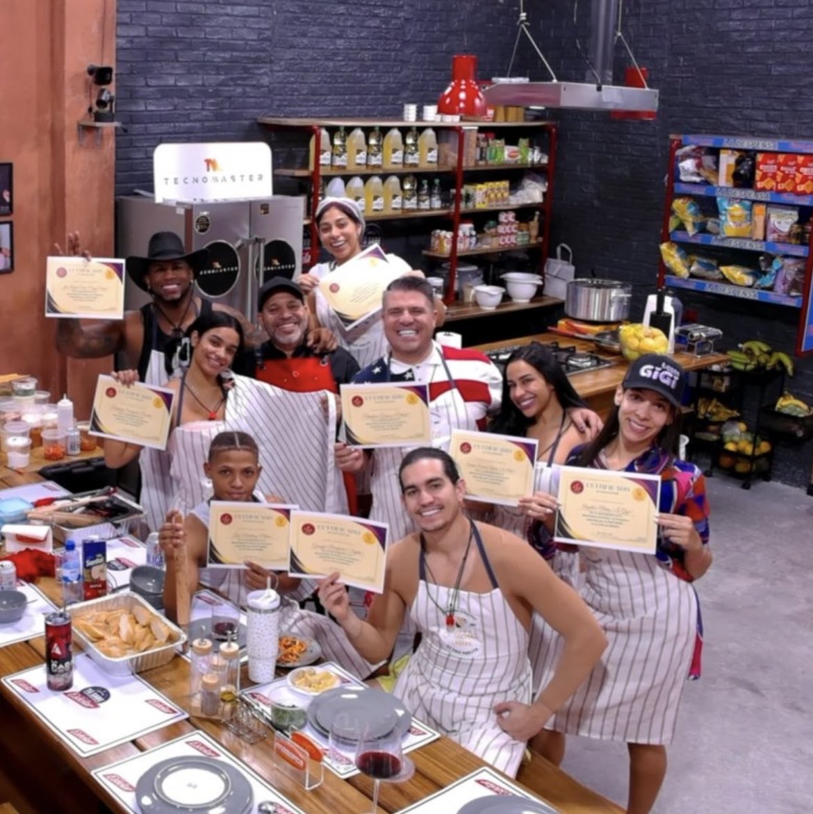 No estoy llorando, se me entro una paja al ojo 🥲 #LaCasaDeAlofoke2