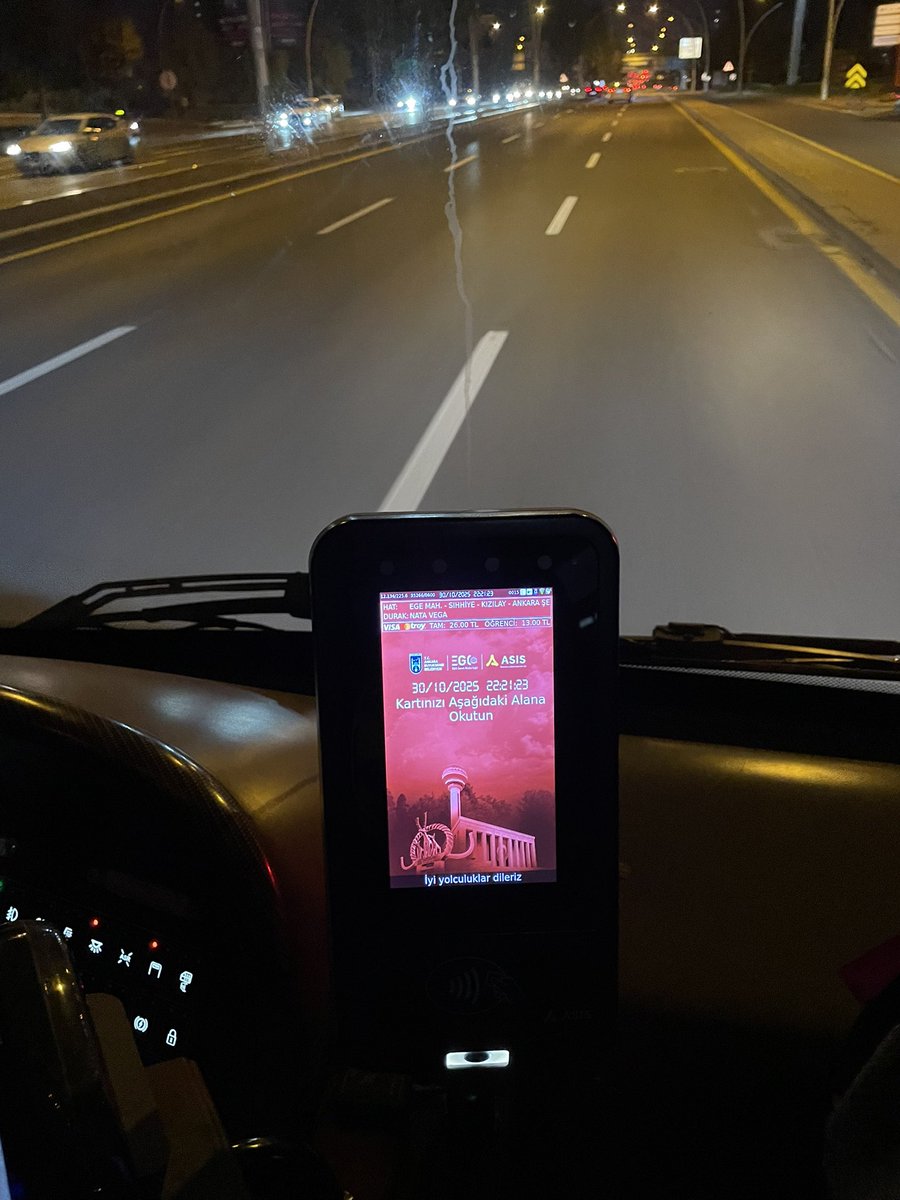 vip yolcu olduğum için otobüse arka kapıdan binenlerin kartlarını okutma görevi bendeydi 👑