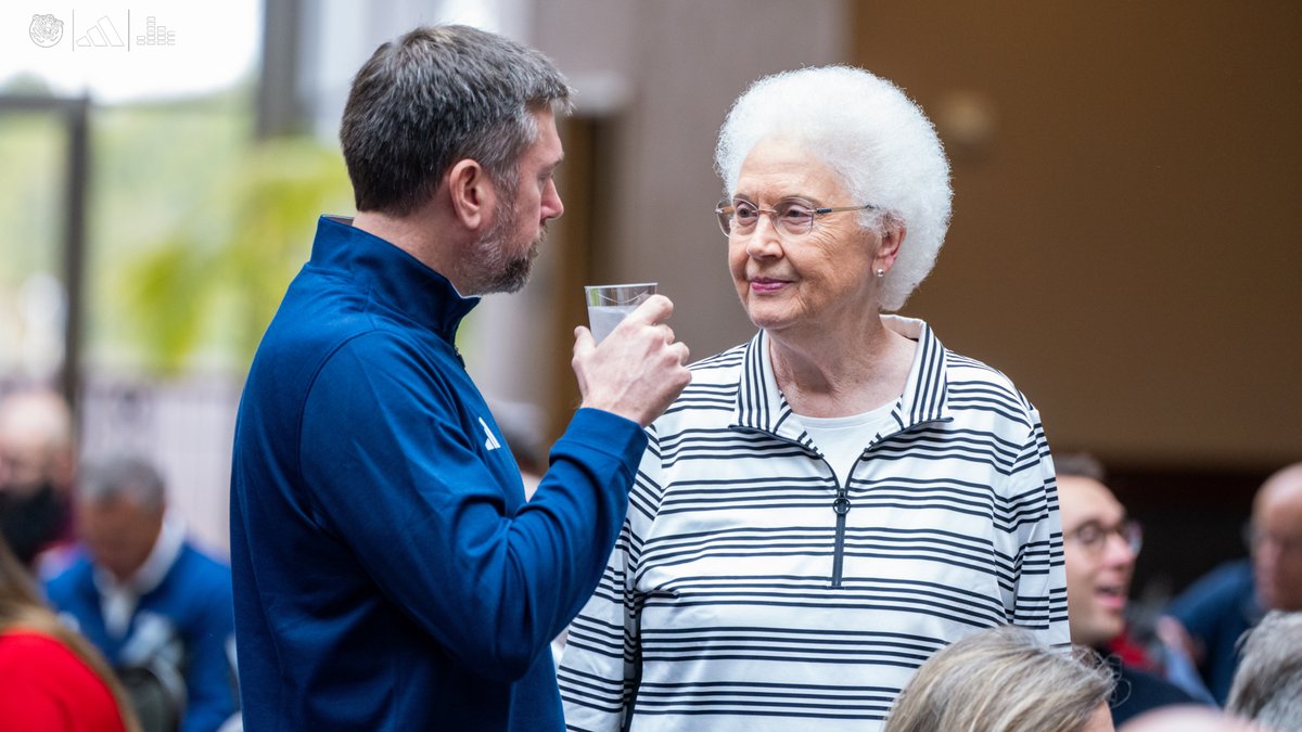 BelmontWBB's tweet image. You know tipoff is right around the corner when @GoBelmontBruins hosts its annual 𝙩𝙞𝙥𝙤𝙛𝙛 𝙡𝙪𝙣𝙘𝙝𝙚𝙤𝙣 presented by H.G. Hill Realty 🐻🏀

#ItsBruinTime | #Splashville