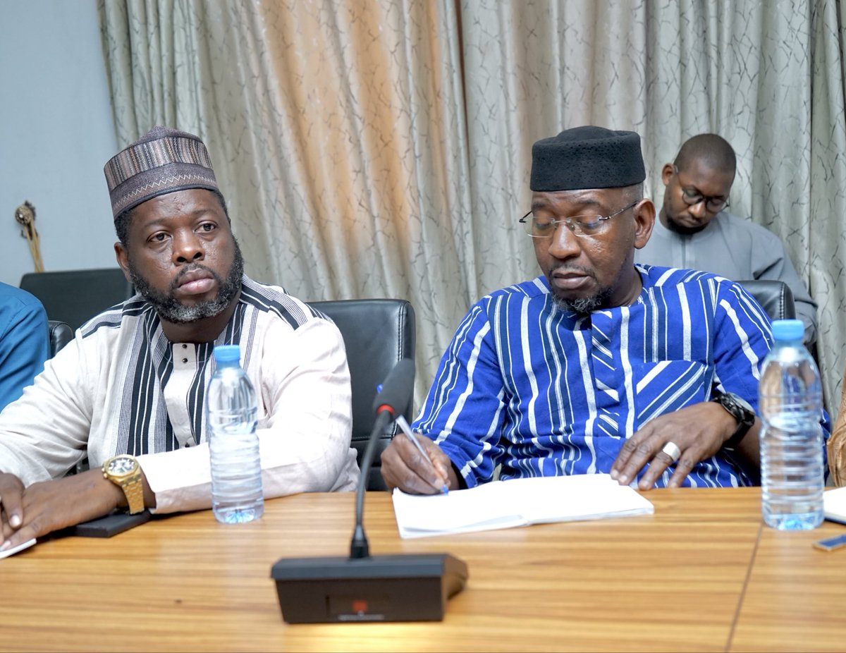 CommerceMali's tweet photo. MIC | 30.10.2025 | Approvisionnement du Mali en Hydrocarbures 

Rencontre hebdomadaire du Ministre de l’Industrie et du Commerce avec les acteurs du secteur des hydrocarbures

Le Ministre de l’Industrie et du Commerce a présidé, ce jeudi 30 Octobre 2025, la troisième rencontre hebdomadaire avec les opérateurs du secteur des hydrocarbures, réunis au sein du Groupement Professionnel du Pétrole (GPP) et du Groupement Malien des Professionnels du Pétrole (GMPP).

Cette séance de travail a permis de faire le point sur la mise en œuvre des recommandations issues de la précédente réunion, de formuler de nouvelles instructions et de convenir des mesures à entreprendre pour assurer la continuité et la régularité de l’approvisionnement en produits pétroliers sur l’ensemble du territoire national.

De prime abord, le Ministre s’est félicité des améliorations constatées au cours de la semaine écoulée, résultat d’une coordination renforcée entre les services techniques du Ministère et les opérateurs du secteur ainsi que toutes les parties prenantes. 

Il convient de rappeler que ces rencontres hebdomadaires constituent un cadre stratégique de concertation entre le Gouvernement et les professionnels du pétrole, garantissant un suivi rapproché et des réponses adaptées aux enjeux du moment.

Parmi les principales décisions annoncées, la désignation de stations-service dédiées aux urgences (ambulances, corbillards, taxis), afin d’assurer la continuité des services essentiels, l’ouverture des stations 24h/24 et 7j/7, conformément à un arrêté interministériel déjà signé, dont la diffusion interviendra très rapidement et enfin la mise en place de mesures d’urgence pour apporter une réponse rapide au déficit d’approvisionnement des hydrocarbures dans les régions de Ségou, Mopti, Koutiala et San qui seront très rapidement ravitaillé pour le plus grand bonheur des populations !

Ces efforts conjoints constituent le symbole de la volonté ferme des plus hautes autorités de la transition, de garantir la disponibilité du carburant sur tout le territoire et de renforcer la confiance avec les opérateurs du secteur, dans un esprit de responsabilité partagée et de transparence.

CCOM - MIC