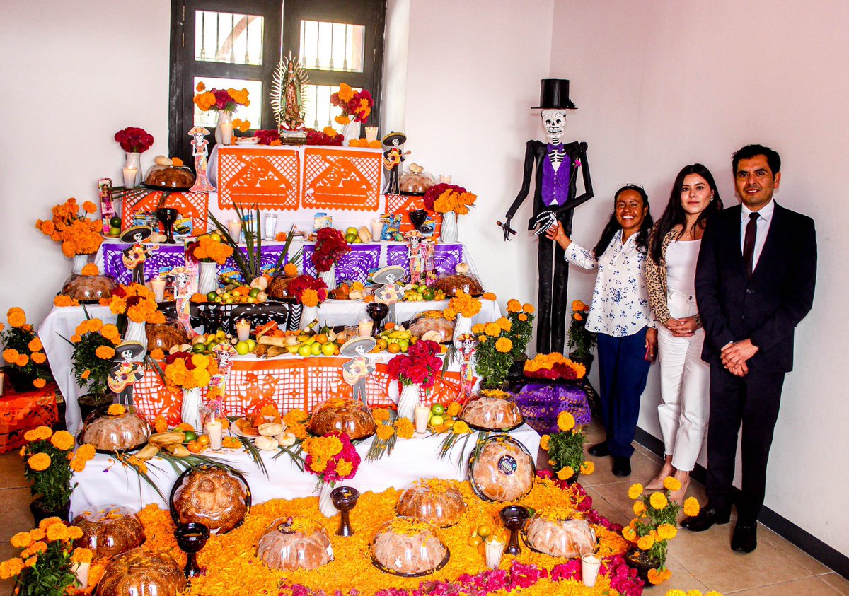 En la <a href="/SaludGobPue/">Secretaría de Salud</a> honramos nuestras tradiciones y celebramos la vida de quienes nos dejaron. 🌸💀Hoy instalamos nuestra ofrenda en El Portalillo, llena de color y significado 👏. Los invitamos a visitarla y compartir este homenaje con nosotros. 
#PorAmorAPuebla
#PensarEnGrande