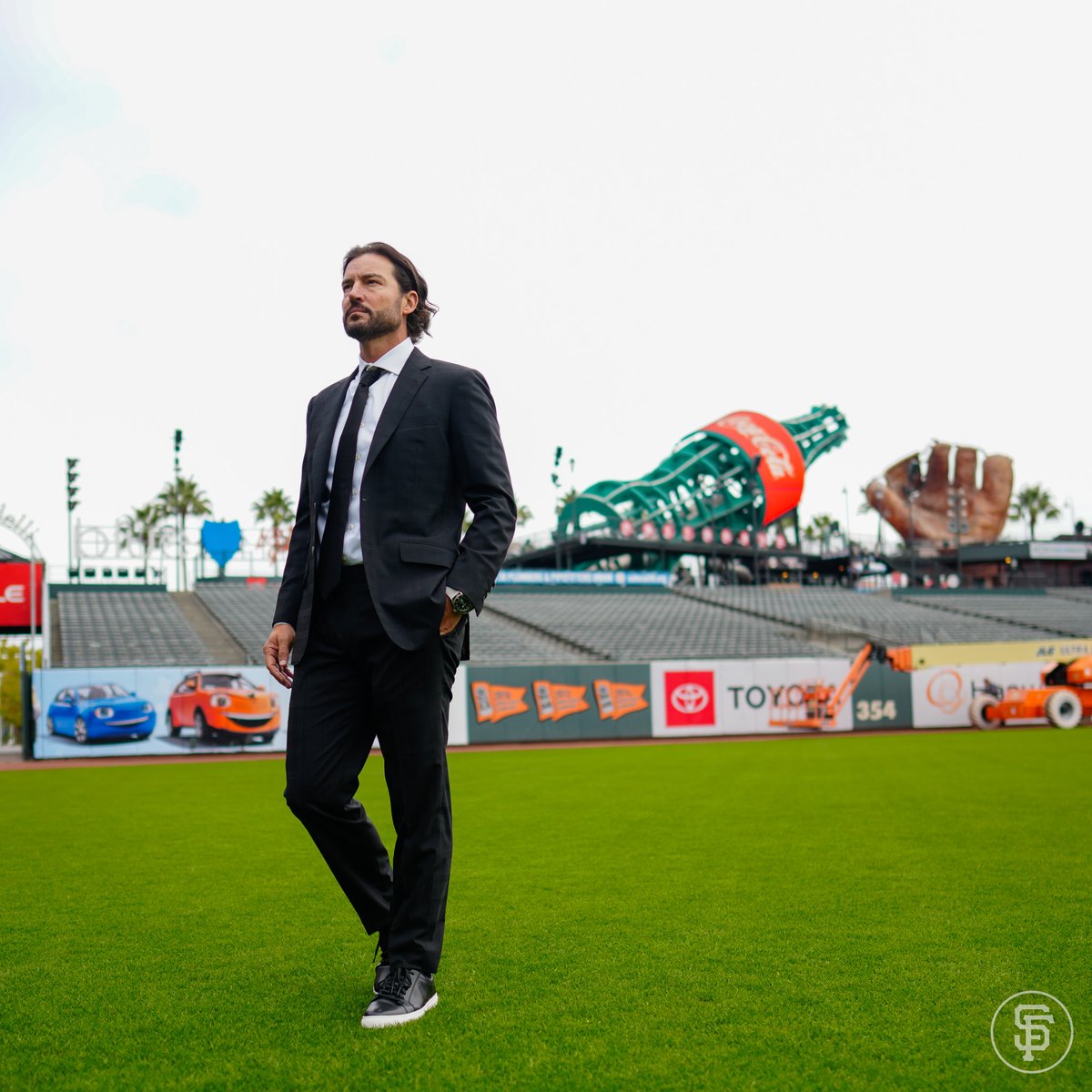 OracleParkSF's tweet image. Oracle Park welcomes the newest @SFGiants Manager!