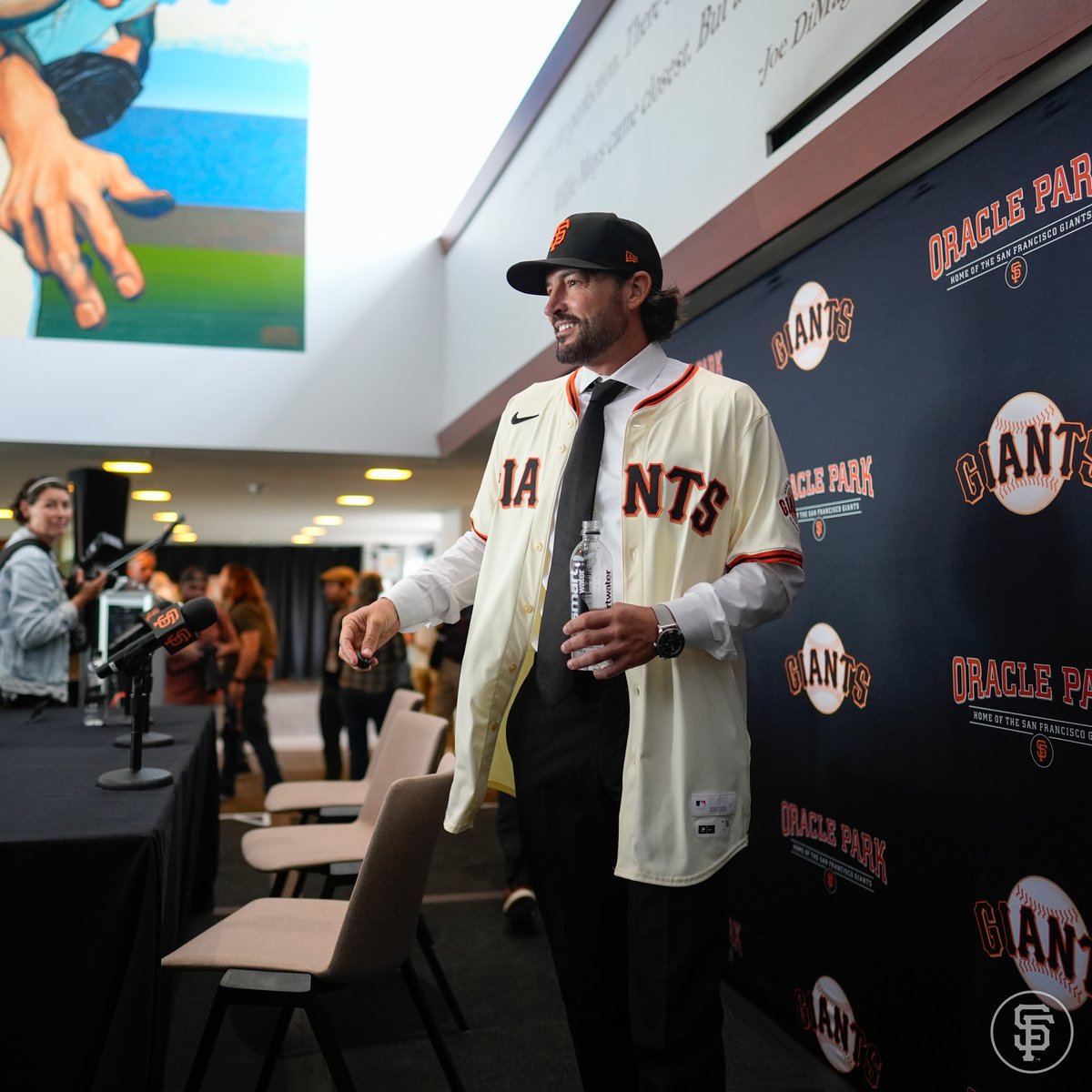 OracleParkSF's tweet image. Oracle Park welcomes the newest @SFGiants Manager!