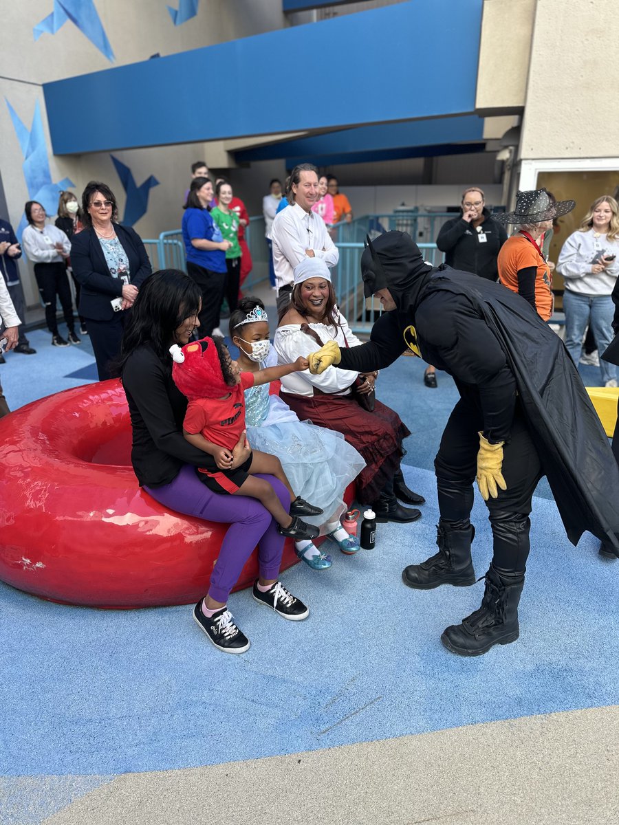 CountyVentura's tweet image. Today, the @VCFD, the @VCHCA , joined by @OxnardFire  and @cityofventura Fire Dept., brought a little Halloween magic to some of our community’s bravest children at Ventura County Medical Center.

Dressed as superheroes, members of Urban Search and Rescue Task Force 7 (US&amp;amp;R TF-7)…