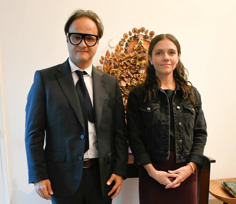 ILCEedu's tweet photo. #Comunicado🗞 l La Mtra. Renata Turrent Hegewisch (@rturrent), directora general de @CanalOnceTV, y el Mtro. Ismael Carvallo Robledo (@IsmaelCarvalloR), director general del #ILCE, sostuvieron una reunión de trabajo para fortalecer la colaboración entre ambas instituciones.

Durante el encuentro, dialogaron sobre nuevas rutas de cooperación en materia de producción, difusión y comunicación educativa. 🌍📚

Más información en: https://t.co/cJzvYSig8i

 #CanalOnce #MediosPúblicos #ComunicaciónEducativa #ProducciónAudiovisual