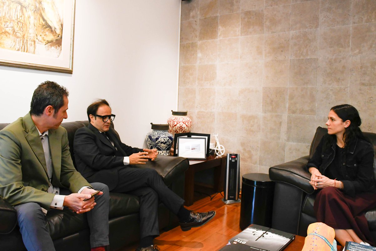 ILCEedu's tweet photo. #Comunicado🗞 l La Mtra. Renata Turrent Hegewisch (@rturrent), directora general de @CanalOnceTV, y el Mtro. Ismael Carvallo Robledo (@IsmaelCarvalloR), director general del #ILCE, sostuvieron una reunión de trabajo para fortalecer la colaboración entre ambas instituciones.

Durante el encuentro, dialogaron sobre nuevas rutas de cooperación en materia de producción, difusión y comunicación educativa. 🌍📚

Más información en: https://t.co/cJzvYSig8i

 #CanalOnce #MediosPúblicos #ComunicaciónEducativa #ProducciónAudiovisual