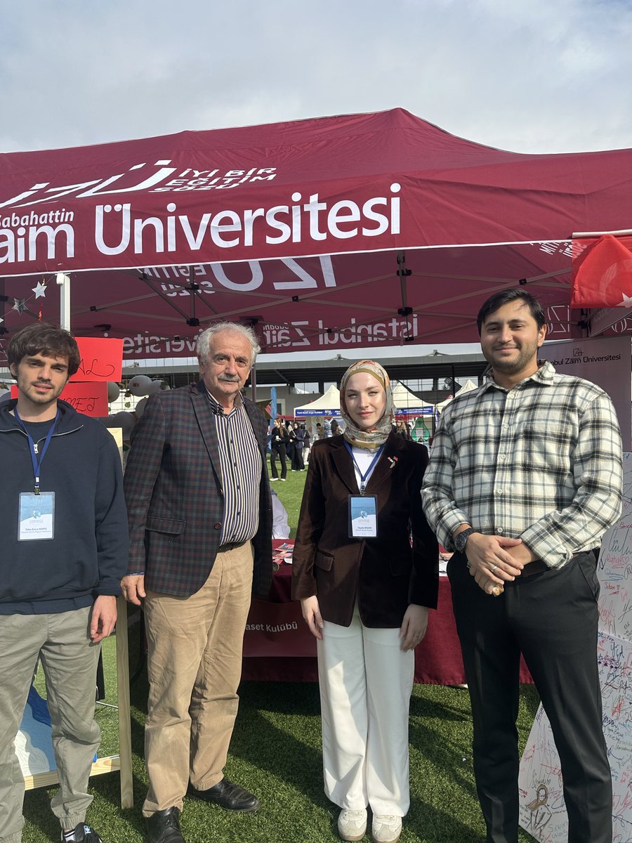 zaimsiyasett's tweet photo. #STKFest kapsamında Siyaset Kulübü olarak üniversitemizde bir araya geldik. İstanbul Valimiz Davut Gül, rektörümüz Ahmet Cevat Acar ve değerli hocalarımız standımızı ziyaret etti. Filistin yürüyüşüne katılarak dayanışmamızı göstermek de bizim için anlamlı bir deneyim oldu. https://t.co/LEloUiITUm