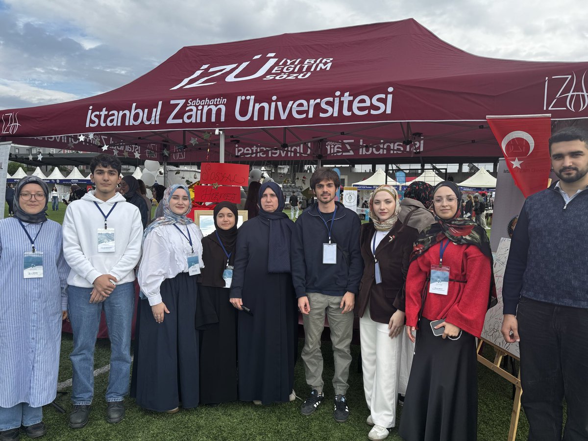 zaimsiyasett's tweet photo. #STKFest kapsamında Siyaset Kulübü olarak üniversitemizde bir araya geldik. İstanbul Valimiz Davut Gül, rektörümüz Ahmet Cevat Acar ve değerli hocalarımız standımızı ziyaret etti. Filistin yürüyüşüne katılarak dayanışmamızı göstermek de bizim için anlamlı bir deneyim oldu. https://t.co/LEloUiITUm