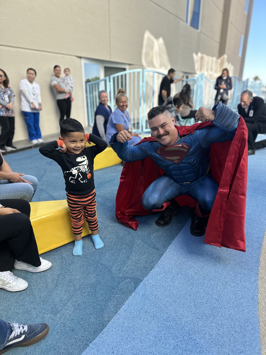 CountyVentura's tweet image. Today, the @VCFD, the @VCHCA , joined by @OxnardFire  and @cityofventura Fire Dept., brought a little Halloween magic to some of our community’s bravest children at Ventura County Medical Center.

Dressed as superheroes, members of Urban Search and Rescue Task Force 7 (US&amp;amp;R TF-7)…