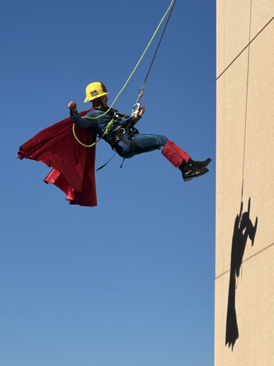 CountyVentura's tweet image. Today, the @VCFD, the @VCHCA , joined by @OxnardFire  and @cityofventura Fire Dept., brought a little Halloween magic to some of our community’s bravest children at Ventura County Medical Center.

Dressed as superheroes, members of Urban Search and Rescue Task Force 7 (US&amp;amp;R TF-7)…