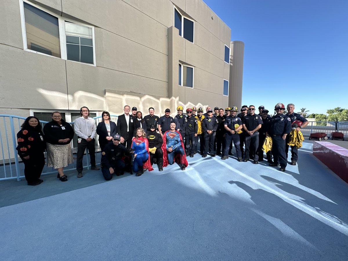 CountyVentura's tweet image. Today, the @VCFD, the @VCHCA , joined by @OxnardFire  and @cityofventura Fire Dept., brought a little Halloween magic to some of our community’s bravest children at Ventura County Medical Center.

Dressed as superheroes, members of Urban Search and Rescue Task Force 7 (US&amp;amp;R TF-7)…