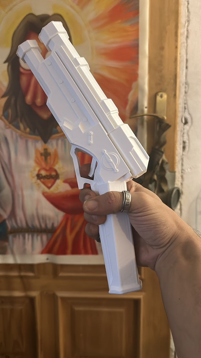 Pew pew. Void, rats, a dude with black eyes, a lady with one eye and a dead empress or i dunno.