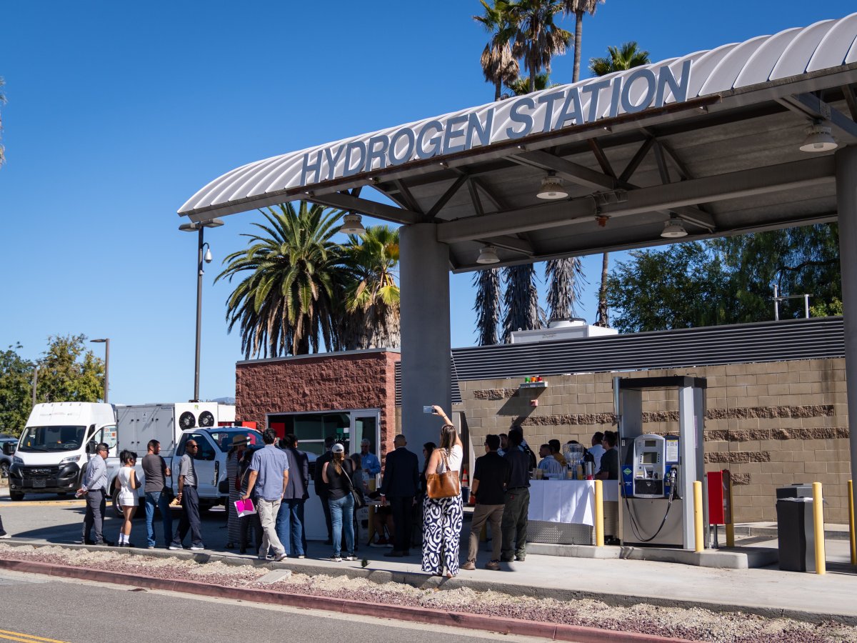 socalgas's tweet image. SoCalGas proudly supported the unveiling of RockeTruck’s #hydrogen fuel cell generator at @CalStateLA’s Hydrogen Research Facility. This project helps develop generators that are more reliable and commercially practical while providing #zeroemissions. bit.ly/3JC9fpW