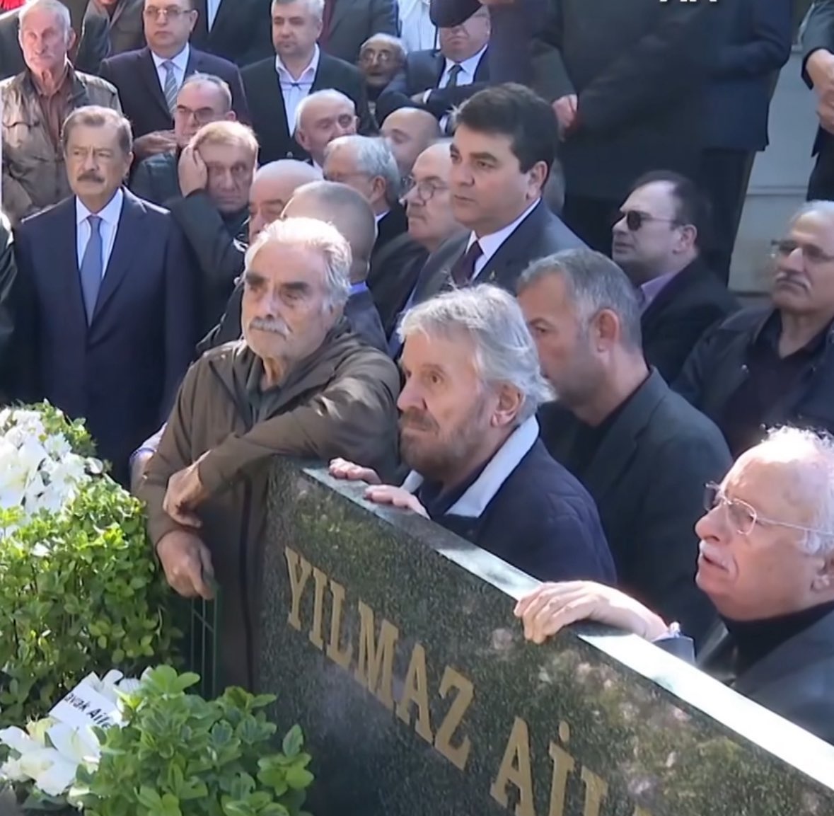 Değerli Başbakanımız, Anavatan Partisi E. Genel Başkanı A. Mesut Yılmaz’ı vefatının yıldönümünde mezarı başında rahmet, şükran ve dualarla andık.

Tarihin önemli bir döneminde Türkiye’nin yükü ve sorumluluğunu kendisi ile birlikte üstlenmiş ve bu büyük hatıraya sahip çıkan