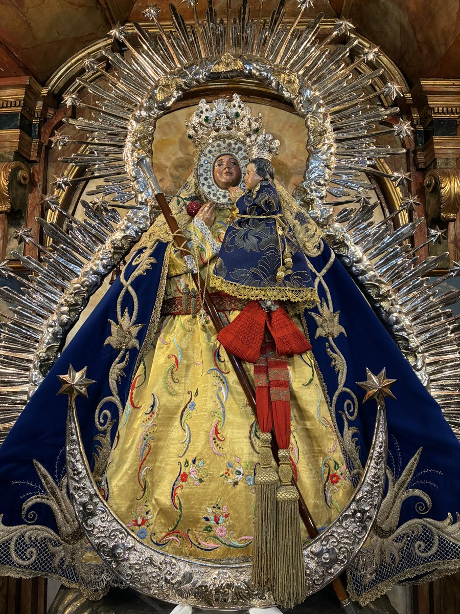 𝐀𝐂𝐓𝐔𝐀𝐋𝐈𝐃𝐀𝐃 | La Stma. Virgen de la Cabeza ha sido vestida en la tarde de este jueves para la Solemnidad de Todos los Santos, portando manto azul bordado en aplicación, y saya color ocre bordada en sedas.

Asimismo, porta fajín militar, y rostrillo bordado en canutillo.