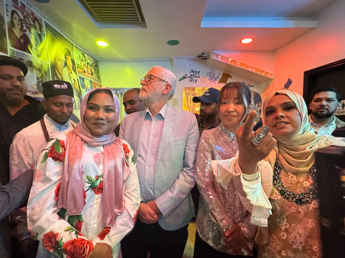 chefbangla's tweet image. 🎬 Dhallywood Night UK Debut! 🇧🇩🎉 Launched by Jeremy Corbyn MP, East London lit up with Bangladeshi music, dance &amp;amp; food! 💃🍢 Culinary highlights: Pach Bhai &amp;amp; Chotpoti Lounge 🍽️✨ #DhallywoodNight