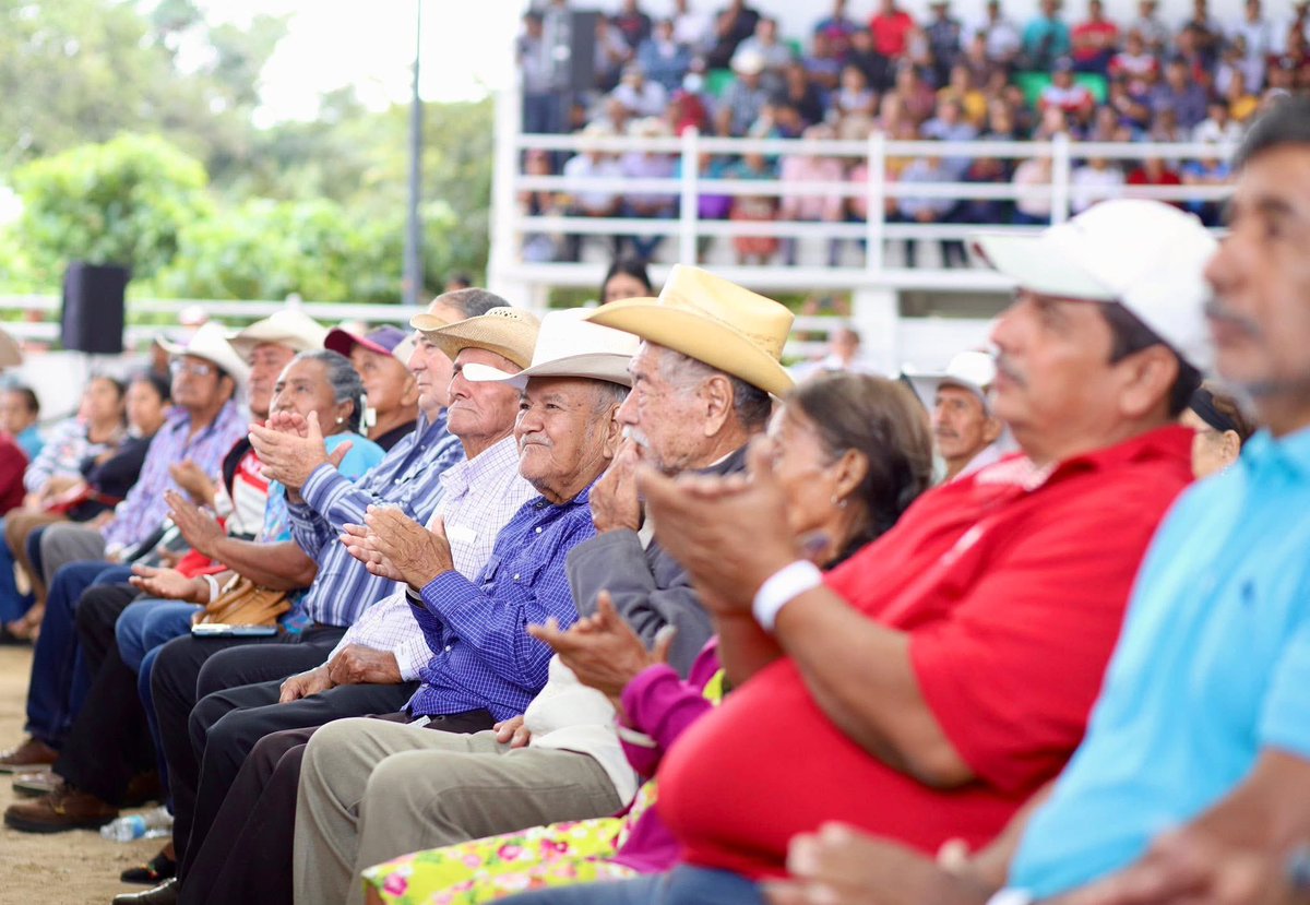 mariofcoguillen's tweet photo. Acompañé al gobernador Eduardo Ramírez Aguilar en Villaflores, donde se entregaron semillas, fertilizantes y se anunciaron obras y programas para fortalecer el campo y mejorar la infraestructura del municipio. 🌾

#HumanismoQueTransforma #Villaflores #Distrito23 #Frailesca https://t.co/p2jC4e55VC