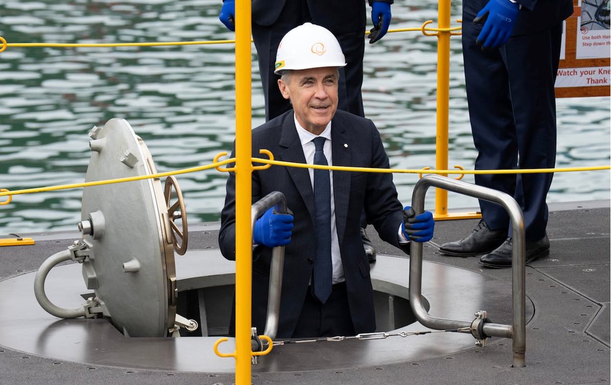 HanwhaCanada's tweet image. Prime Minister Mark Carney toured Hanwha Ocean’s Geoje shipyard, inspecting a KSS-III submarine—one of two contenders to build Canada’s next fleet. Read more from The Canadian Press:
 ow.ly/mKYM50XkyAP

#HanwhaOcean #CPSP #CDNpoli