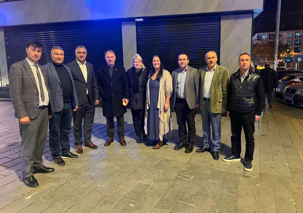 Yer ve zaman kavramı olmaksızın, biz her zaman kıymetli muhtarlarımızla bir aradayız.
Bu akşam, İBB Başkan Vekilimiz Sayın Nuri Aslan ve Esenyurt’un değerli muhtarlarıyla ayrı ayrı gerçekleştirdiğimiz samimi ve verimli sohbetlerde, iş birliği ve dayanışmanın önemini bir kez daha