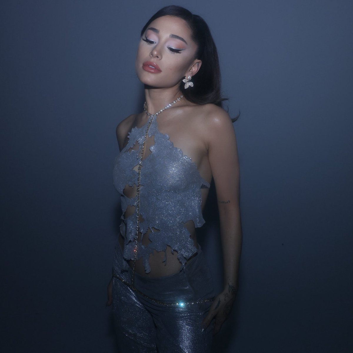 MsGraande's tweet photo. most underrated track in her entire discography ? https://t.co/Z8zVbLG4aN